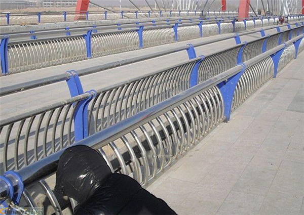 济宁不锈钢复合管护栏一种安全而耐用的防护解决方案