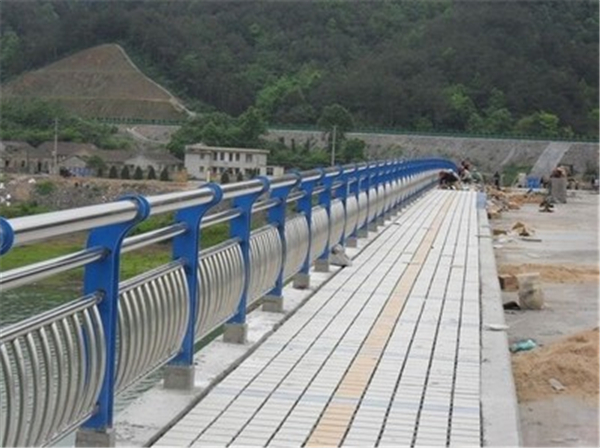 济宁不锈钢桥梁护栏的特性及其在现代建筑中的应用