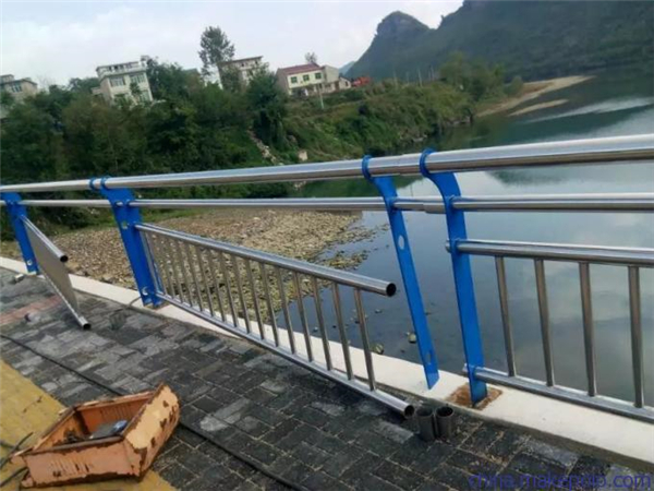 济宁不锈钢复合管护栏是一种卓越的防护材料